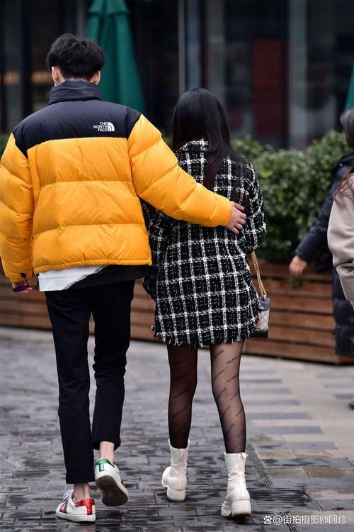 白皮黑底短靴怎么搭配