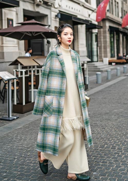 浅色格子呢大衣怎么搭配