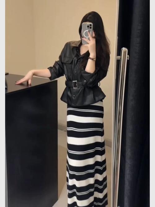 黑白条连衣裙怎么搭配