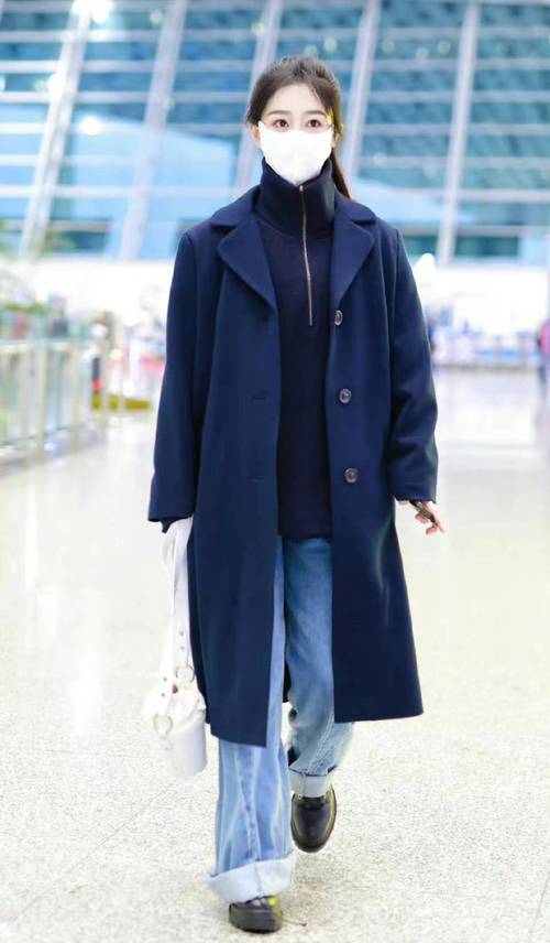 蓝色牛仔裤配什么外套