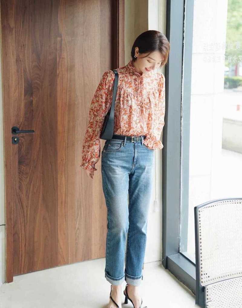 浅色的花衬衣怎么搭配裤子图片