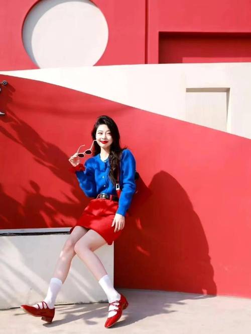 蓝色和红色衣服怎么搭配鞋子好看