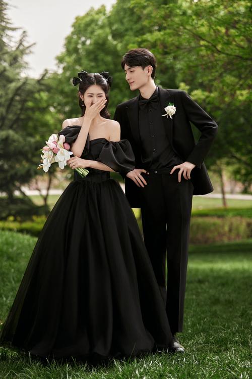 黑色礼服配什么发型