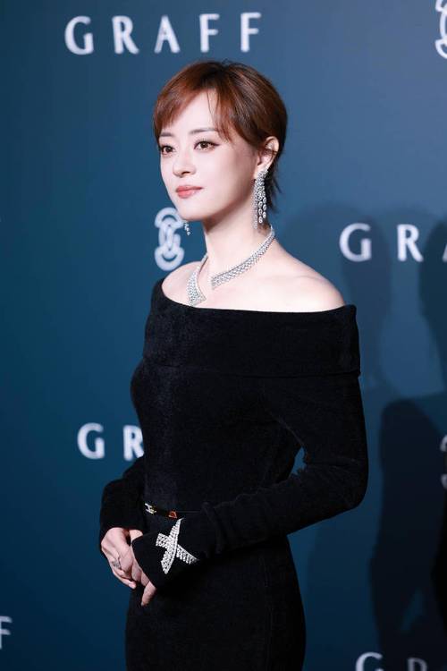 黑色礼服配什么发型