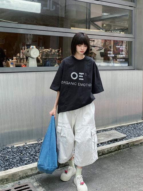 白色七分裤裙怎么搭配