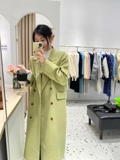 青柠色衣服怎么搭配