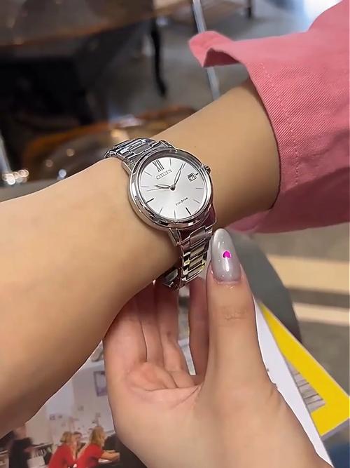 白色运动手表怎么搭配衣服