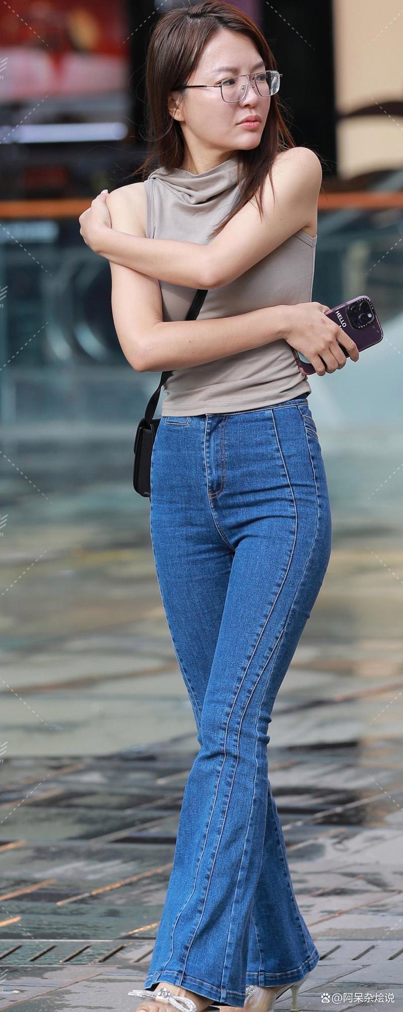 蓝色裤子该怎么搭配