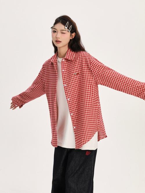 宽松的红衬衫怎么搭配