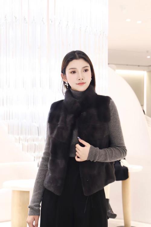 穿貂皮马甲怎么搭配图片