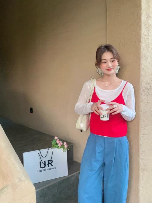 吊带衣服应该怎么搭配外套