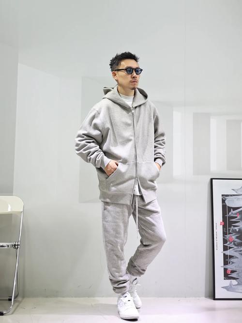 灰色短袖帽衫怎么搭配