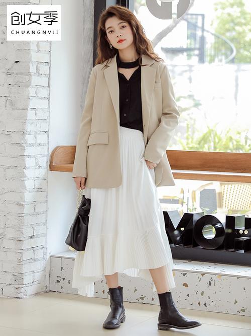 长百褶裙秋天怎么搭配