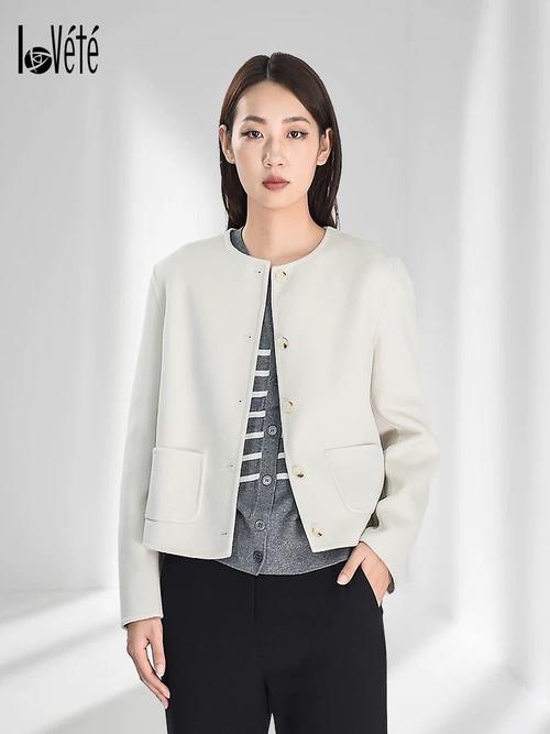 羊绒薄大衣里面怎么搭配图片