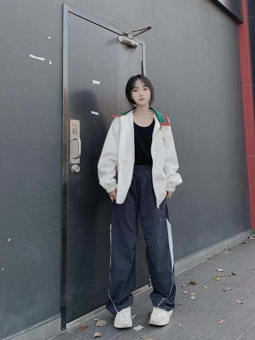 校服裤怎么搭配外套