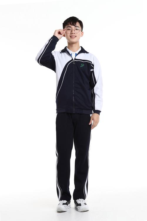 校服裤怎么搭配外套