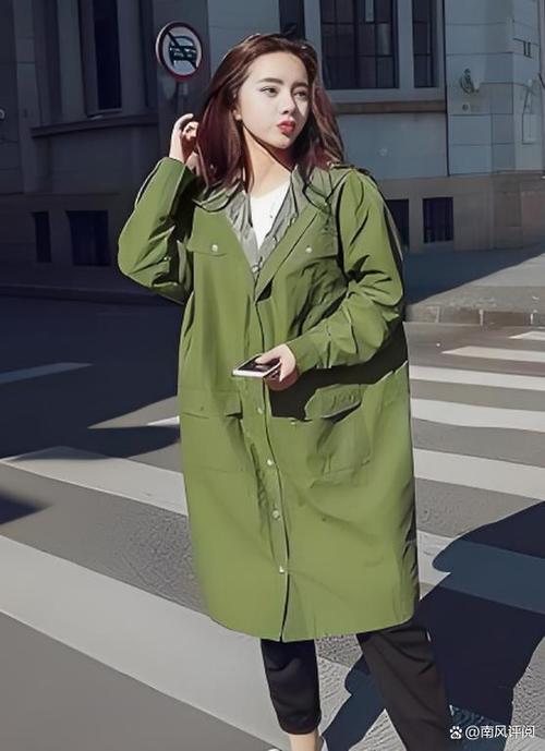 军绿色休闲风衣怎么搭配
