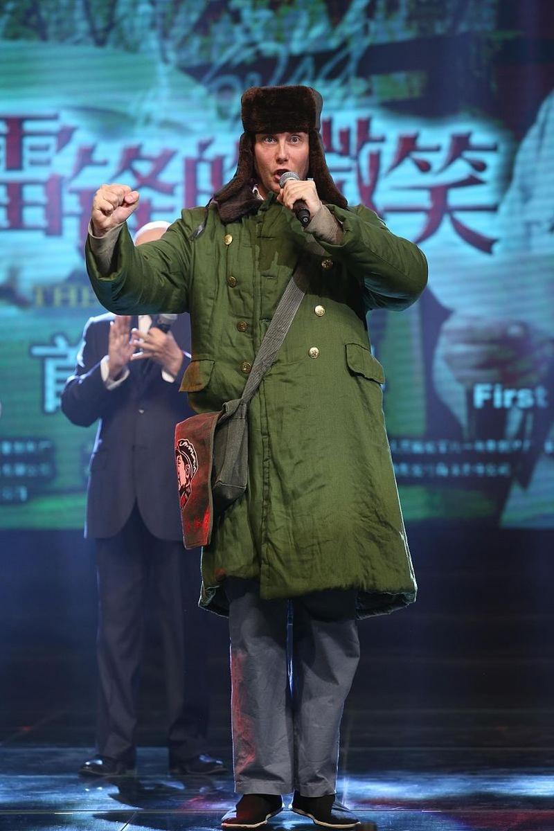 军绿色休闲风衣怎么搭配