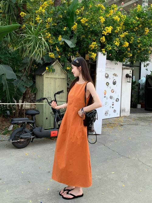 背心裙外面怎么搭配衣服