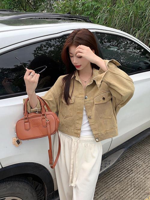 秋季短款牛仔上衣怎么搭配图片欣赏