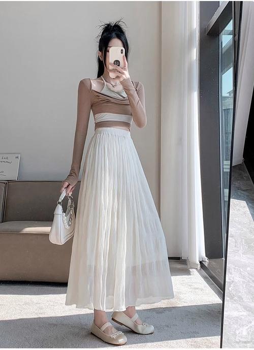 长款百褶半裙怎么搭配