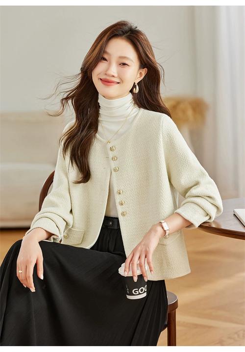 女士小款圆领毛衣怎么搭配