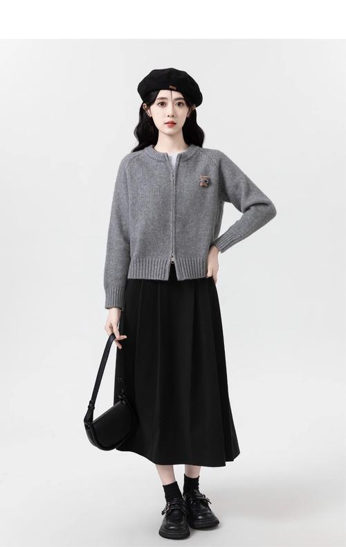 女士小款圆领毛衣怎么搭配