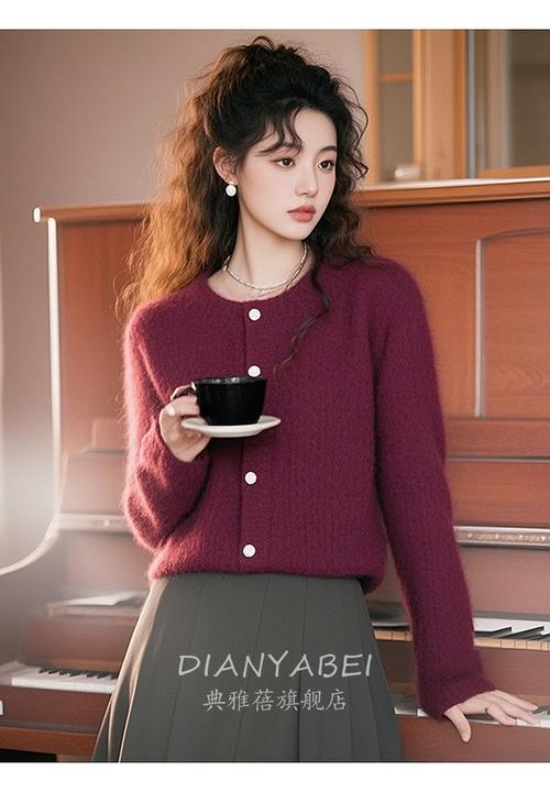 酒红色毛线怎么搭配