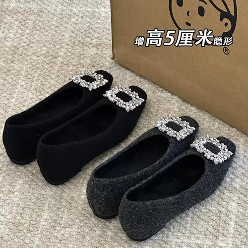 女生冬季黑色鞋子怎么搭配