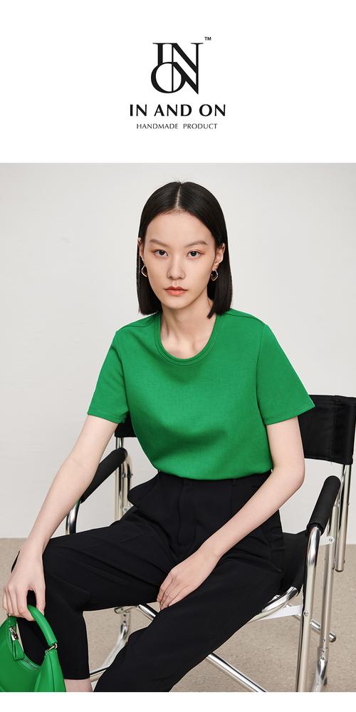 绿色t恤配什么外套