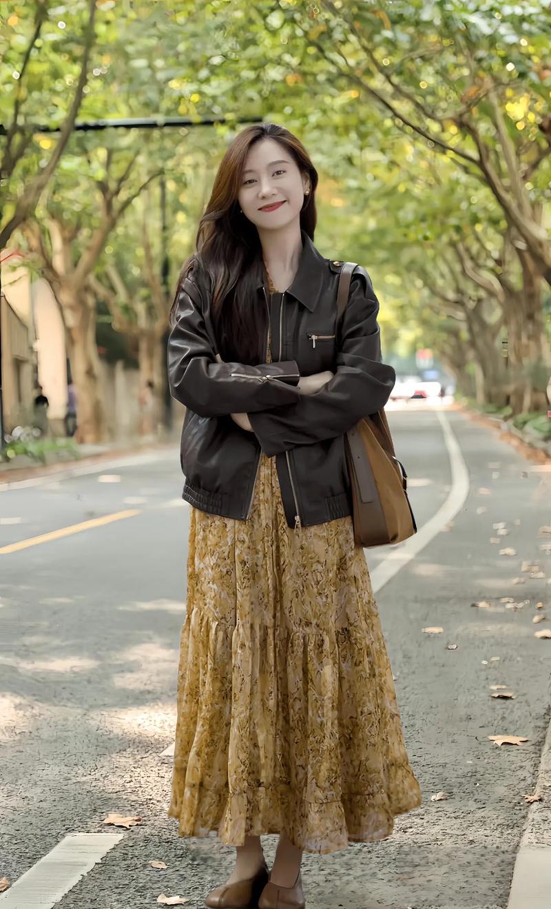 什么衣服配皮裙好看