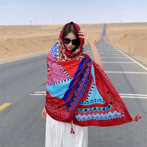 红披肩怎么搭配衣服