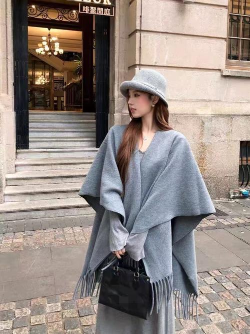 红披肩怎么搭配衣服