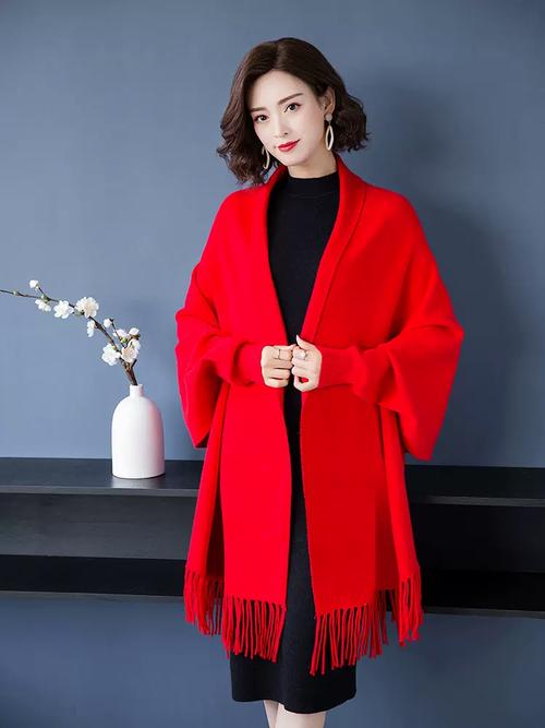 红披肩怎么搭配衣服