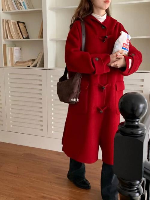 红大衣和羊绒大衣怎么搭配什么裤子