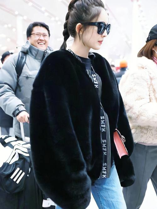 黑色的皮草怎么搭配衣服图片