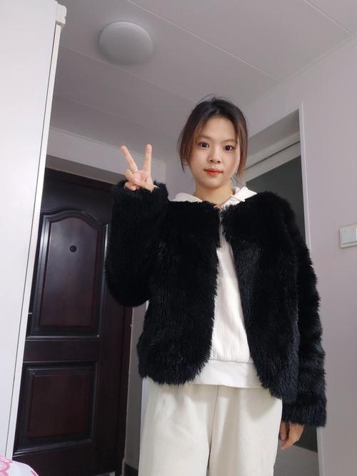 黑色的皮草怎么搭配衣服图片