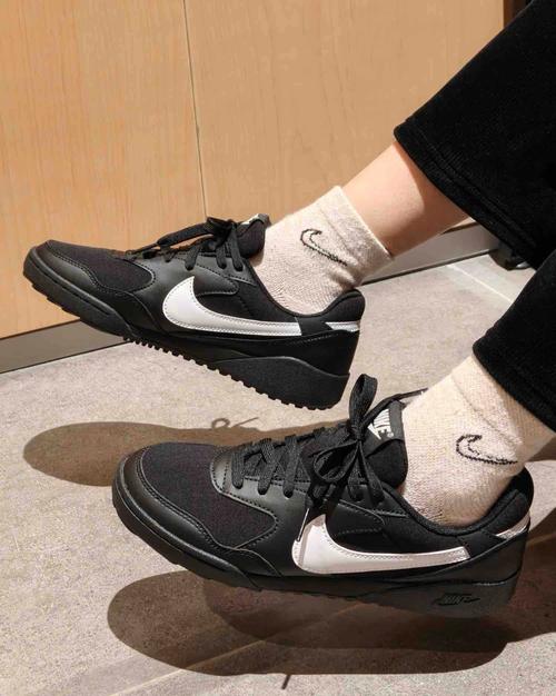 黑白色的鞋子怎么搭配