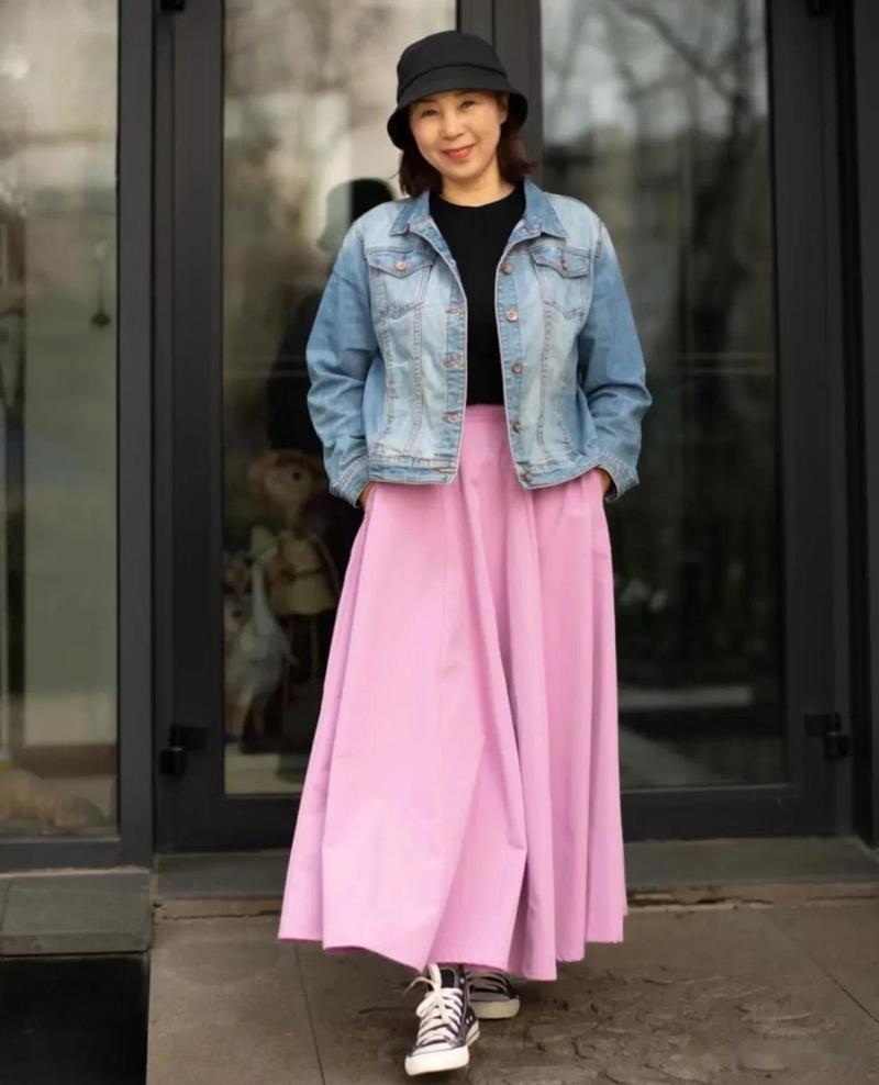 淡粉色的衣服怎么搭配图片