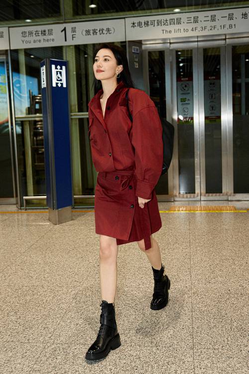 大红色短靴怎么搭配衣服