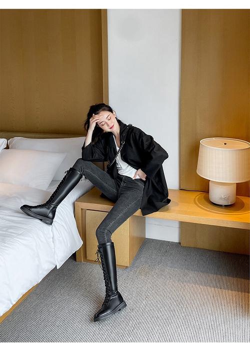 平底绑带靴子怎么搭配