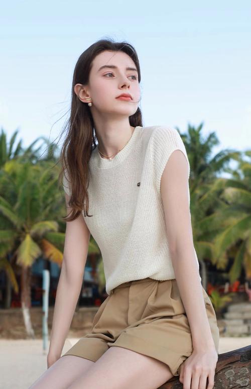 短袖镂空毛衣怎么搭配