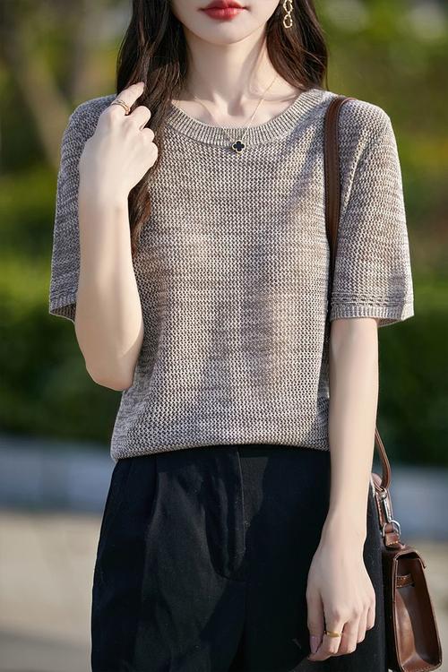 短袖镂空毛衣怎么搭配