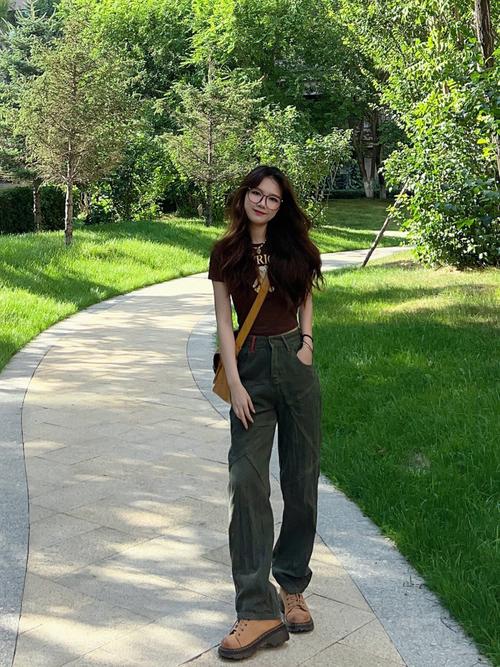 浅军色裤子怎么搭配图片