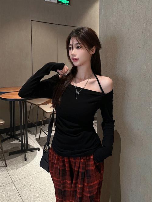 露锁骨上衣怎么搭配