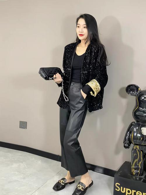 亮色外套怎么搭配