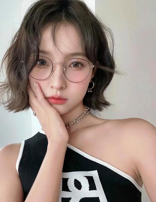 带眼镜适合什么发型