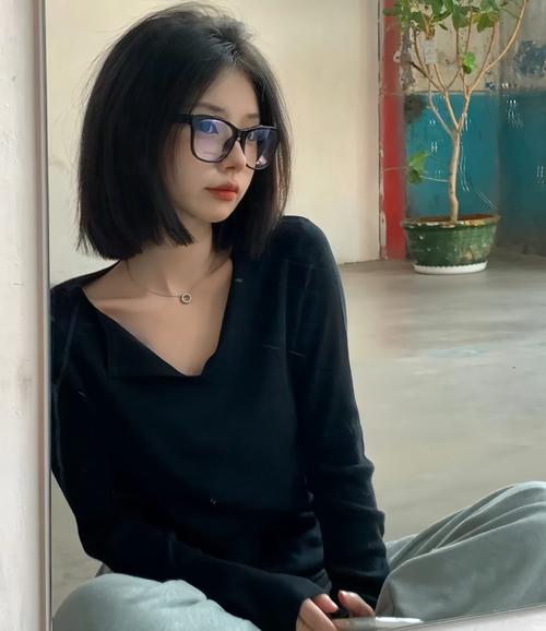 带眼镜适合什么发型