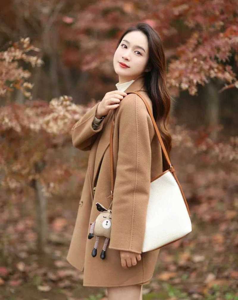 棕色围巾怎么搭配衣服好看吗