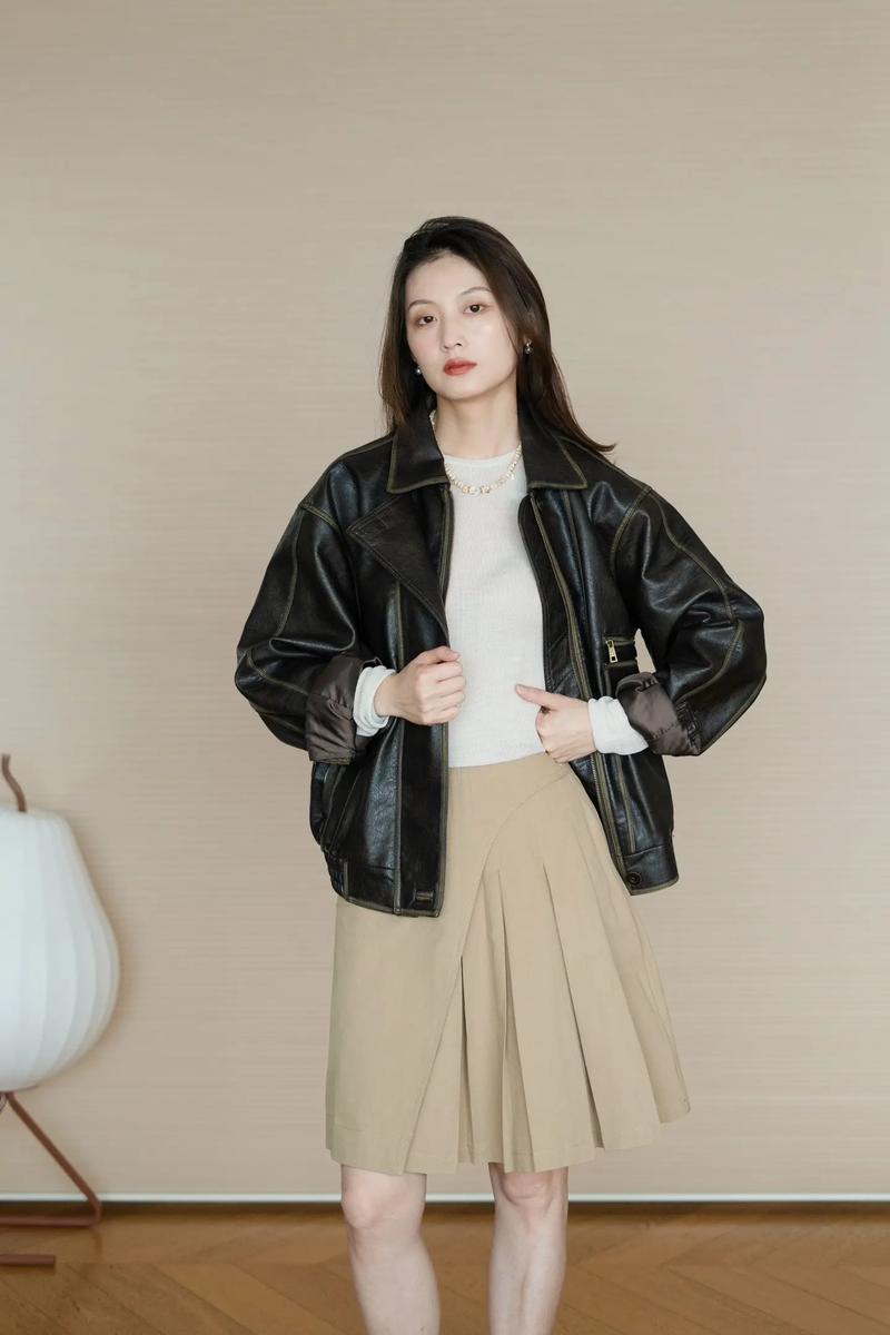 中袖皮衣怎么搭配